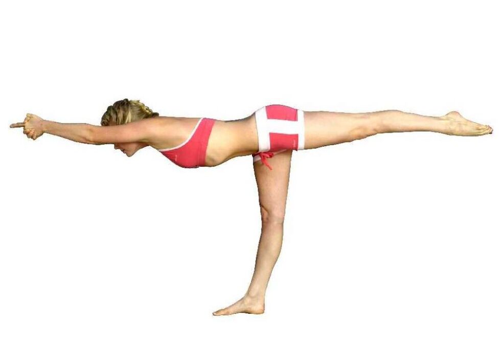 Az egyik lábon lejtős egyensúlyozás segít a fogyásban